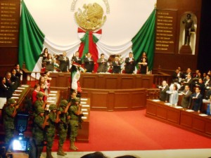 Honores a la Bandera Nacional en el recinto parlamentario de la LXXIII Legislatura del Estado de Michoacán. FOTO/Eduardo Garibay Mares