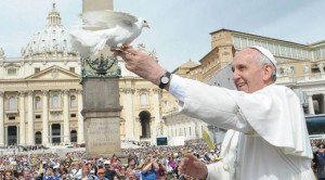 Papa Francisco y paloma (imagen referencial) / FOTO: L'Osservatore Romano