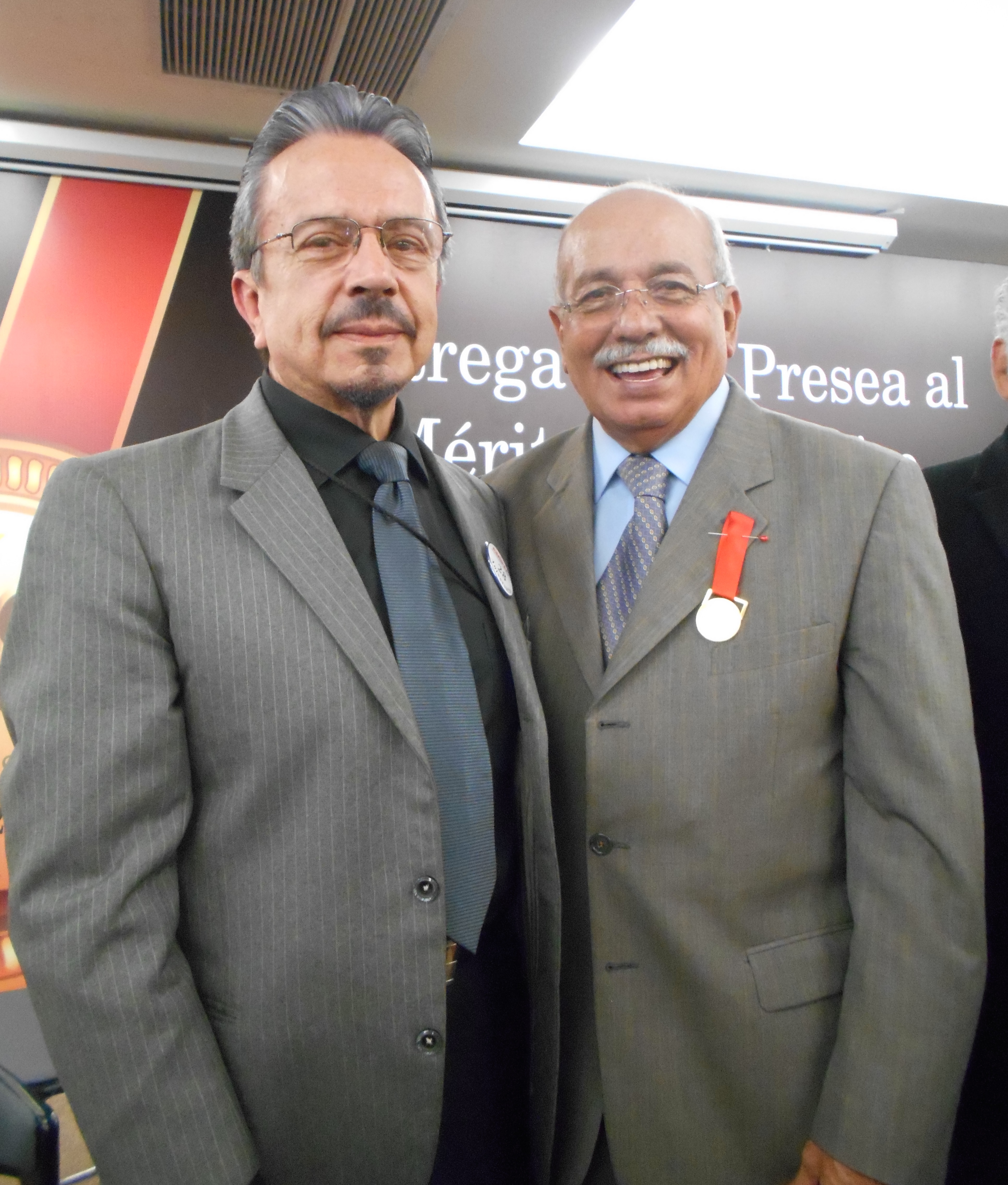Eduardo Garibay Mares y el galardonado Francisco López Guido