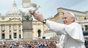 Papa Francisco y paloma (imagen referencial) / FOTO: L'Osservatore Romano