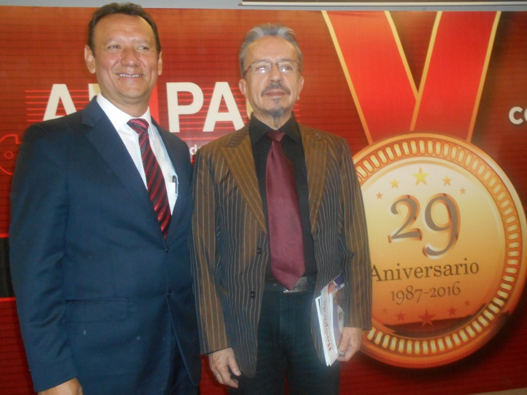  Carlos Hurtado Cabrera Presidente de AMIPAC 2015-2017 y Eduardo Garibay Mares Presidente de AMIPAC 2005-2007. FOTO-Isaac Olivares Gallaga