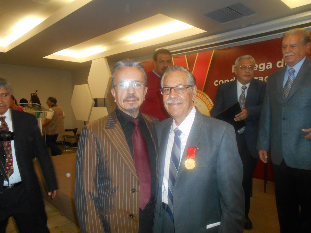  Eduardo Garibay Mares Presidente de AMIPAC 2005-2007 y Sergio Ortega Solorio, Presea AMIPAC 2016. FOTO-Isaac Olivares Gallaga